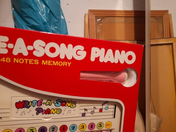 Gyermek pianino, elemes, mikrofonnal, dallamokkal