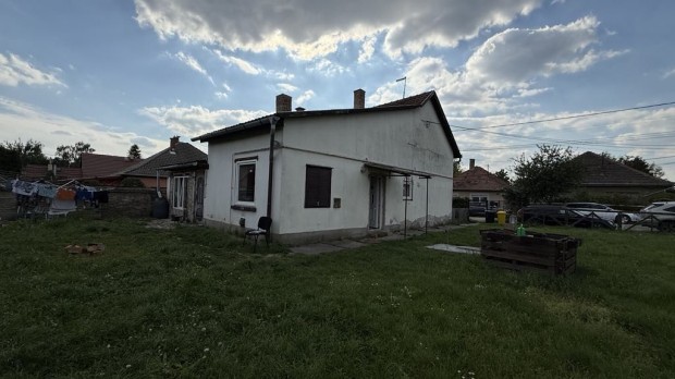 Gyömrő, Klotidtelepen lévő utca, 90 m2-es, 2 generációs, családi ház