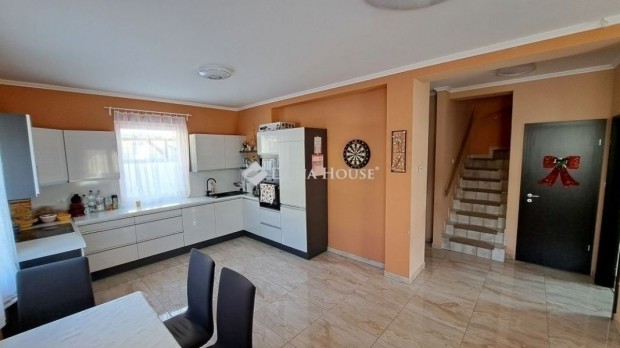 Gy�mr�i elad� 119 nm-es h�z