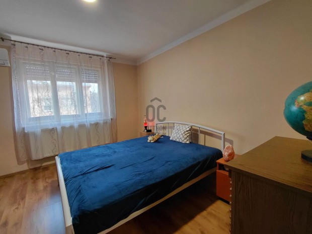 Gy�ngy�s belv�rosi utc�ban minden k�zel  m�gis csendes