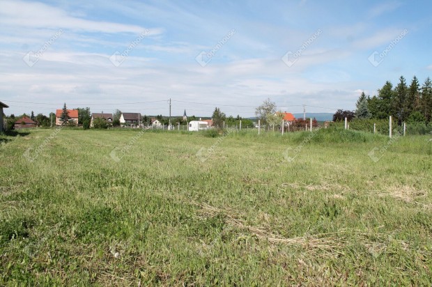 Gy�ngy�sfalui elad� 3363 nm-es telek