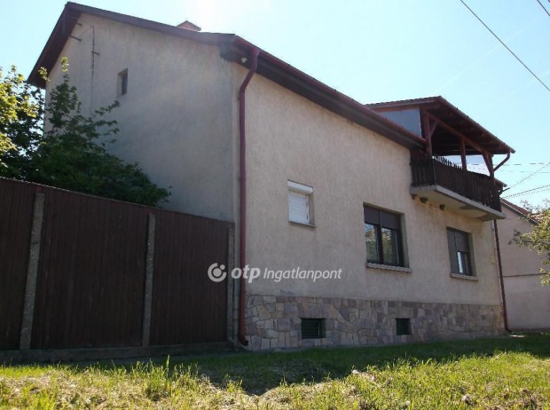 Gy�ngy�si 174 nm-es h�z elad�