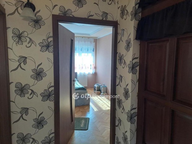 Gy�ngy�si 57 nm-es lak�s elad�