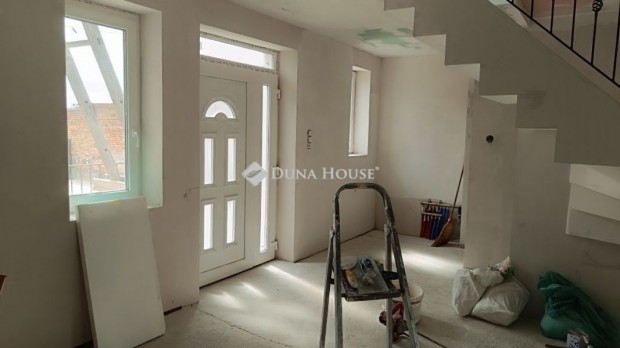 Gy�ngy�si 89 nm-es h�z elad�