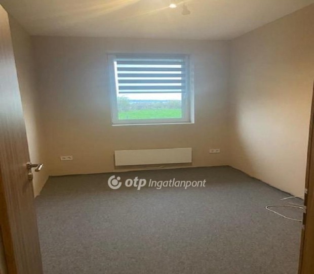 Gy�ngy�si elad� 100 nm-es h�z