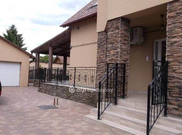 Gy�ngy�si elad� 182 nm-es h�z