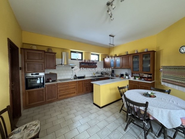 Gy�ngy�si elad� 330 nm-es h�z