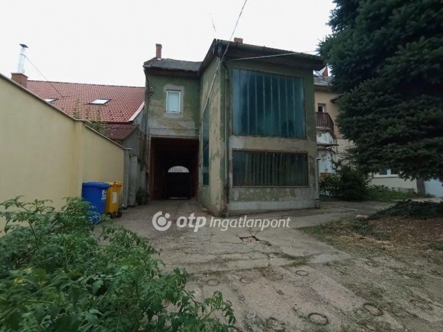 Gy�ngy�si elad� 50 nm-es lak�s