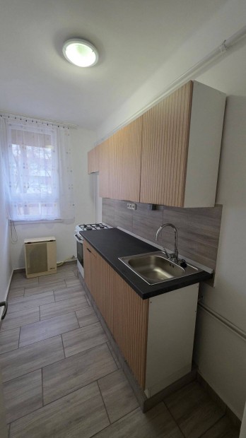 Gy�ngy�si utc�n 43 m2-es, 1+f�lszob�s, b�torozatlan lak�s kiad�