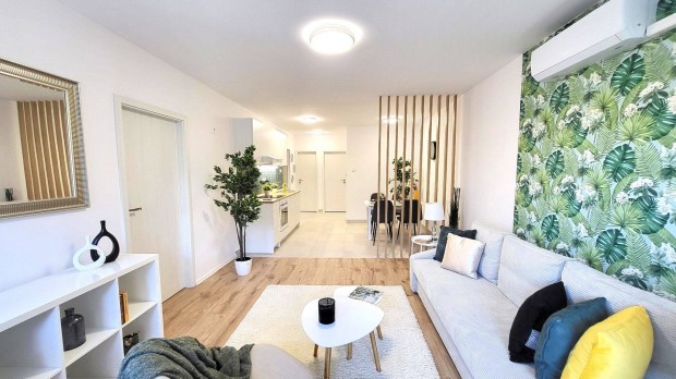 Gy�ngy�s�n 2. emeleti vil�gos, k�rbef�t�tt lak�s, t�rol�val elad�!