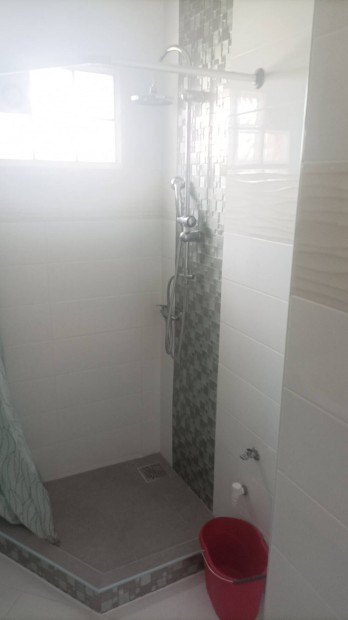 Gy�ngy�s�n 55 nm2 lak�s!!