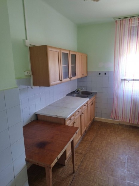 Gyngysn az Iskola ton 3.emeleti 2 szobs laks elad