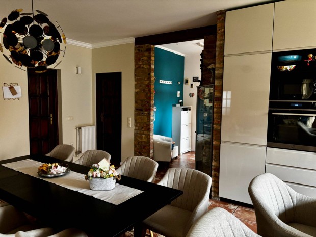 Gy�ngy�s�n modern, fiatalos ,luxus kateg�ri�s h�z