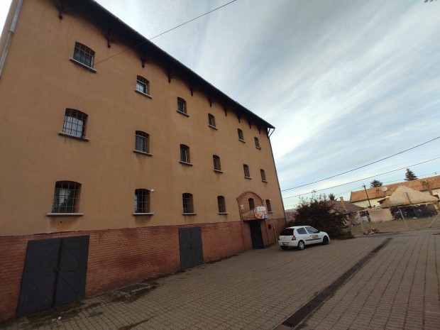 Gy�ngy�s�n t�bbszintes, jelenleg �lelmiszeripari �zem elad�