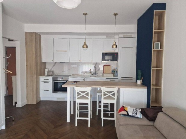 Gy�ny�r�, b�torozott, g�pes�tett lak�s kiad�!