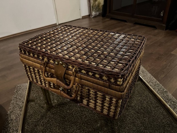 Gyönyörű, fonott piknik kosár ( kemping kosár )