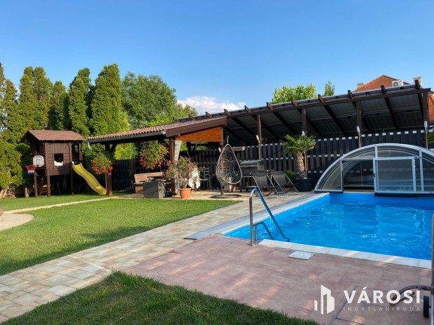 Gy�ny�r� csal�di h�z Si�fok R�zsadombj�n