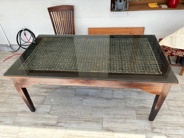 Gynyr fa asztal ebdlasztal veglappal rattan betttel