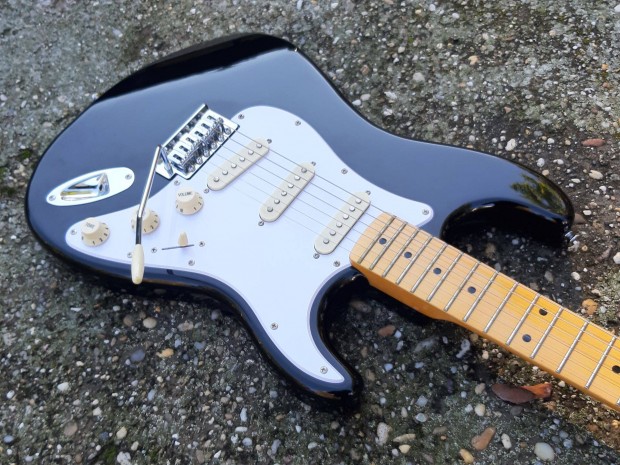 Gynyr fekete stratocaster elektromos gitr ajndk tokkal