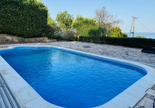 Gy�ny�r� panor�m�val �s medenc�vel rendelkez� nyaral� Als��rs�n!