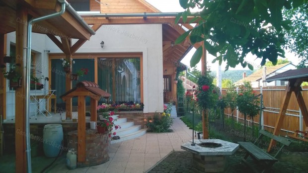 Gy�ny�r� vid�ken csal�di h�z, bor�szat �s sz�l�feldolgoz� �zem elad�