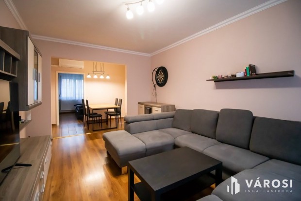 Gy�ny�r�en fel�j�tott 2 szob�s lak�s a belv�ros hat�r�n