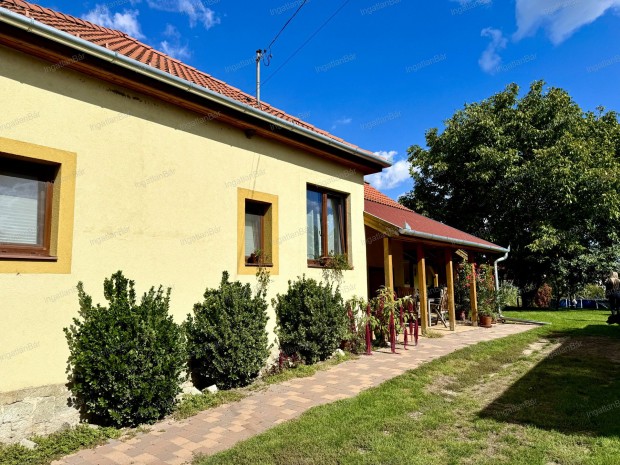 Gy�ny�r�en fel�j�tott csal�di h�z elad� �ron alul