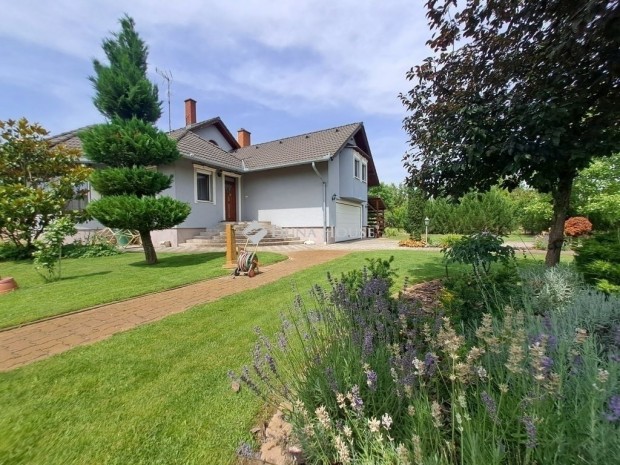 Gy�ny�r�en parkos�tott telken nappali+4 szob�s h�z!