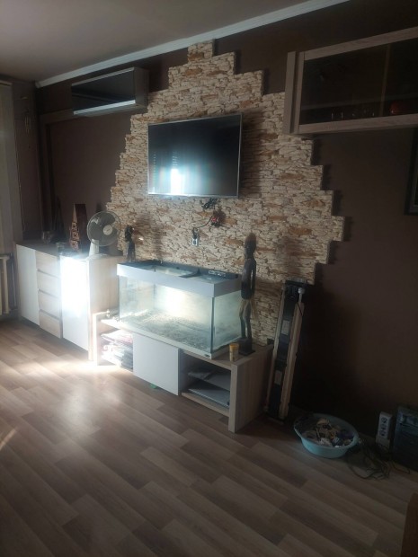 Gy�r Adyv�rosban 2 szoba hallos erk�lyes kl�m�s lak�s. 