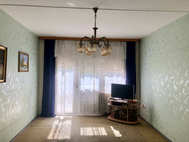 Gy�r-Adyv�rosban 55 nm-es, erk�lyes, II. emeleti panel lak�s elad�