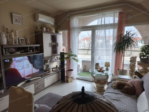 Gy�r Belv�ros�ban a M�ricz Zs. Rakparton  Dun�ra n�z� 2 emeleti