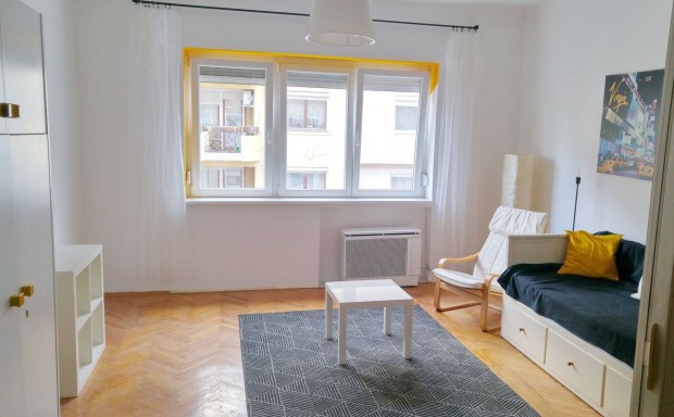 Gy�r-Belv�rosban, napos, fiatalos, alacsonyrezsis garzonlak�s kiad�!