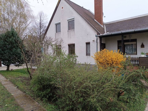 Gy�r-Gy�rv�rosban 87 nm alapter�let� sorh�z udvarral, gar�zsokkal