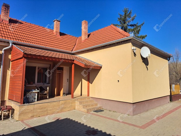Győr-Kisbácsán felújított, háromszobás családi ház garázzsal eladó