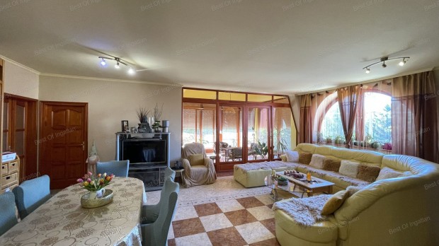 Gy�r-M�nf�csanak z�ld k�rnyezet�ben nagy telken k�tgener�ci�s csal�di