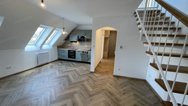 Gy�r-N�dorv�rosban 2. emeleti bels� k�tszintes, nappali + 2 szob�s,