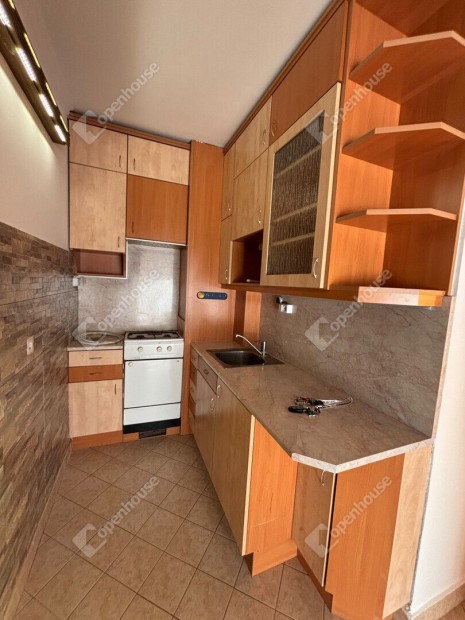 Gy�r-N�dorv�rosban kis lak�s kiad�