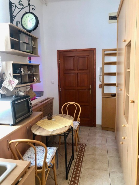 Győr-Révfaluban egyetem mellett bútorozott garzonlakás kiadó