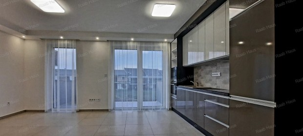 Győr-Révfaluban exkluzív, nappali+ 4 szobás lakás kiadó!