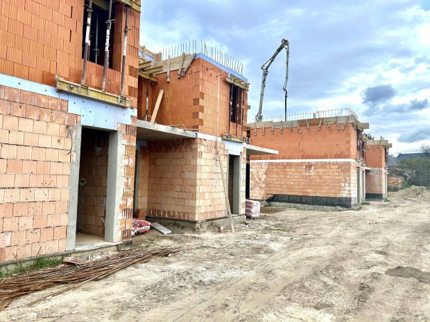 Gy�r-Szabadhegyen 40-80 nm-es lak�sok kerttel, gk. be�ll�val elad�k