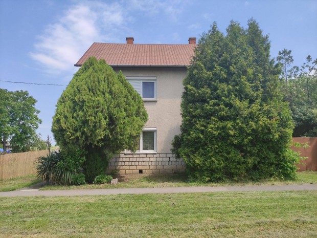 Győr-Szabadhegyen, a Szent Imre utcában felújítandó családiház eladó