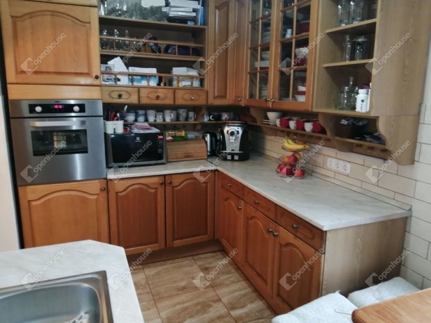 Gy�r-Szabadhegyen elad� 3 egys�gb�l �ll� csal�di h�z