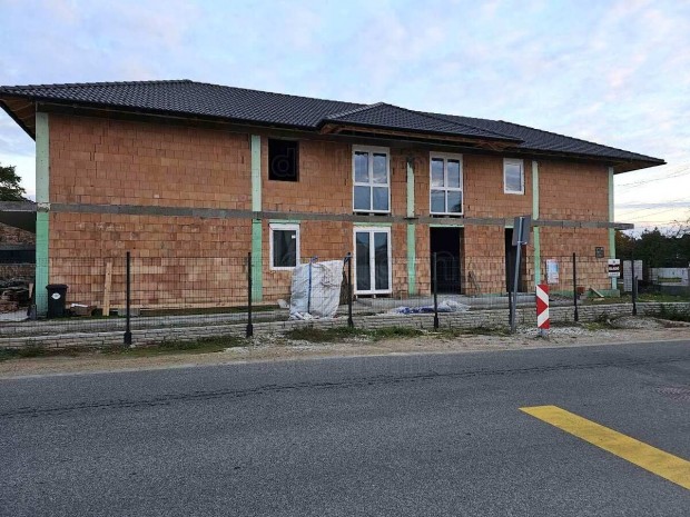 Gy�r-Szabadhegyen elad� �j�p�t�s� t�rsash�zi lak�s!