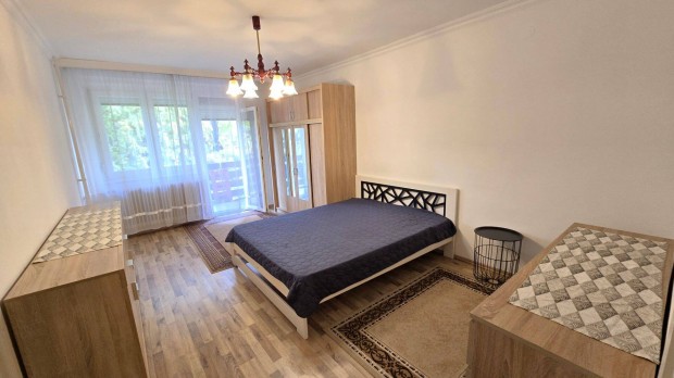 Gy�r-Szigetben 71 m2-es , 3 szob�s , erk�lyes t�gla lak�s!