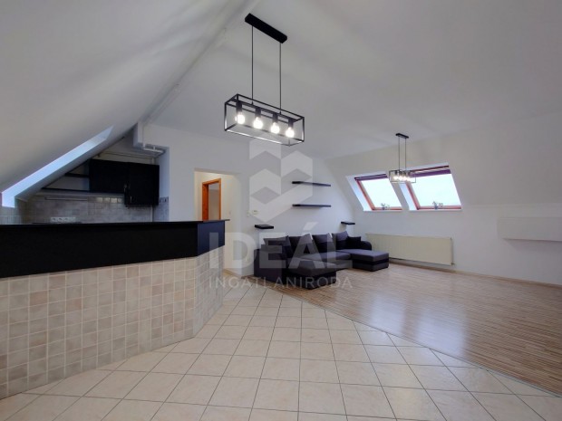 Gy�r, 64 nm-es t�glalak�s elad�.