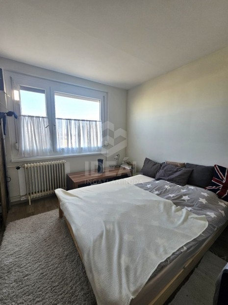 Gy�r, Adyv�ros, 3 szoba hallos , erk�lyes panel lak�s elad�.