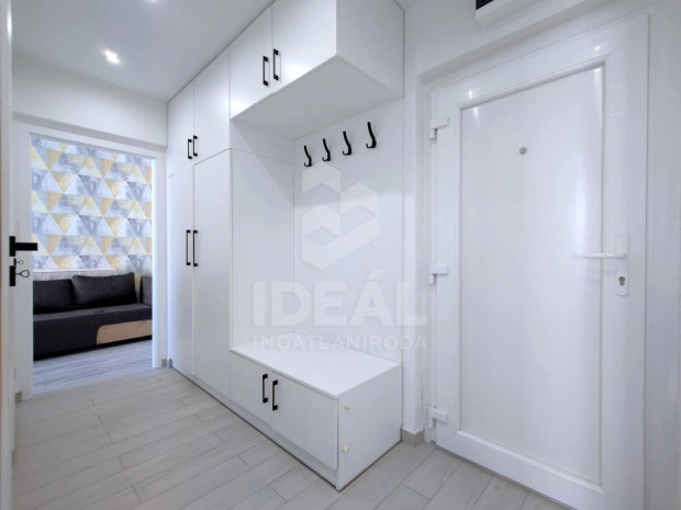 Gy�r, Adyv�ros, 44 nm-es, 5. emeleti erk�lyes panellak�s elad�.