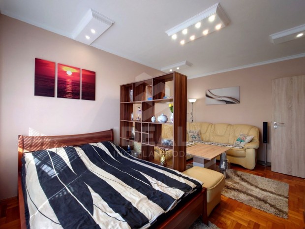 Gy�r, Adyv�ros, 54 nm-es, 6. emeleti erk�lyes panellak�s elad�.