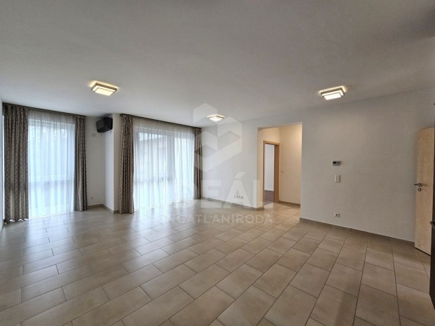 Gy�r, Belv�ros 71 m2-es, �jszer� t�gla lak�s, erk�llyel, gar�zzsal,