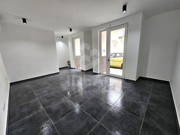 Gy�r, Burcsell�s k�zben 24 m2-es teljesen �j iroda, �zlethelyis�g